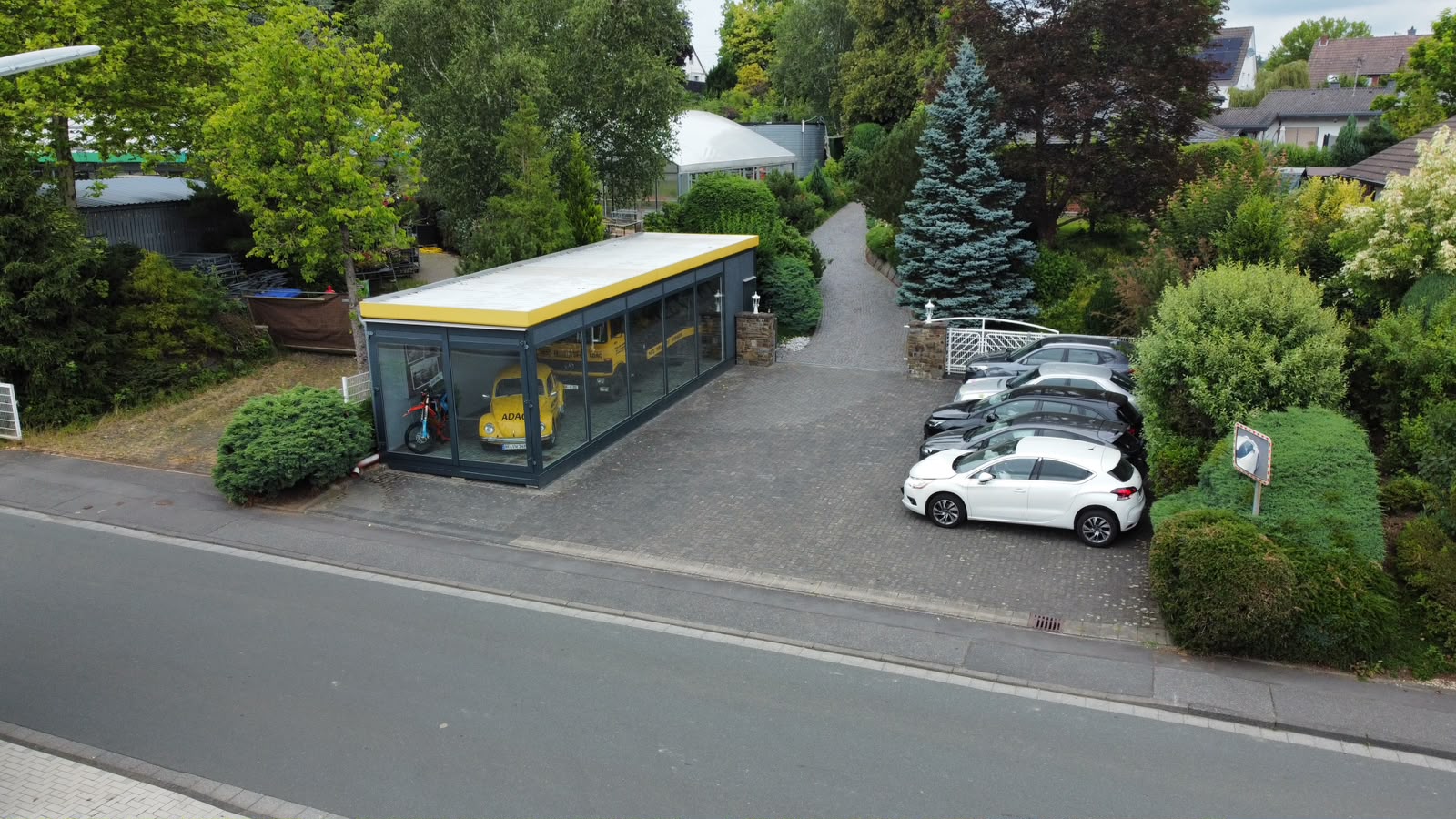 Parkplatz und alte Autos